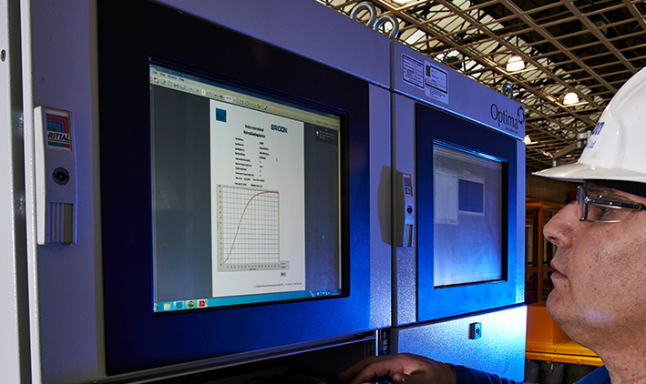 Worker viewing Rope Analysis results